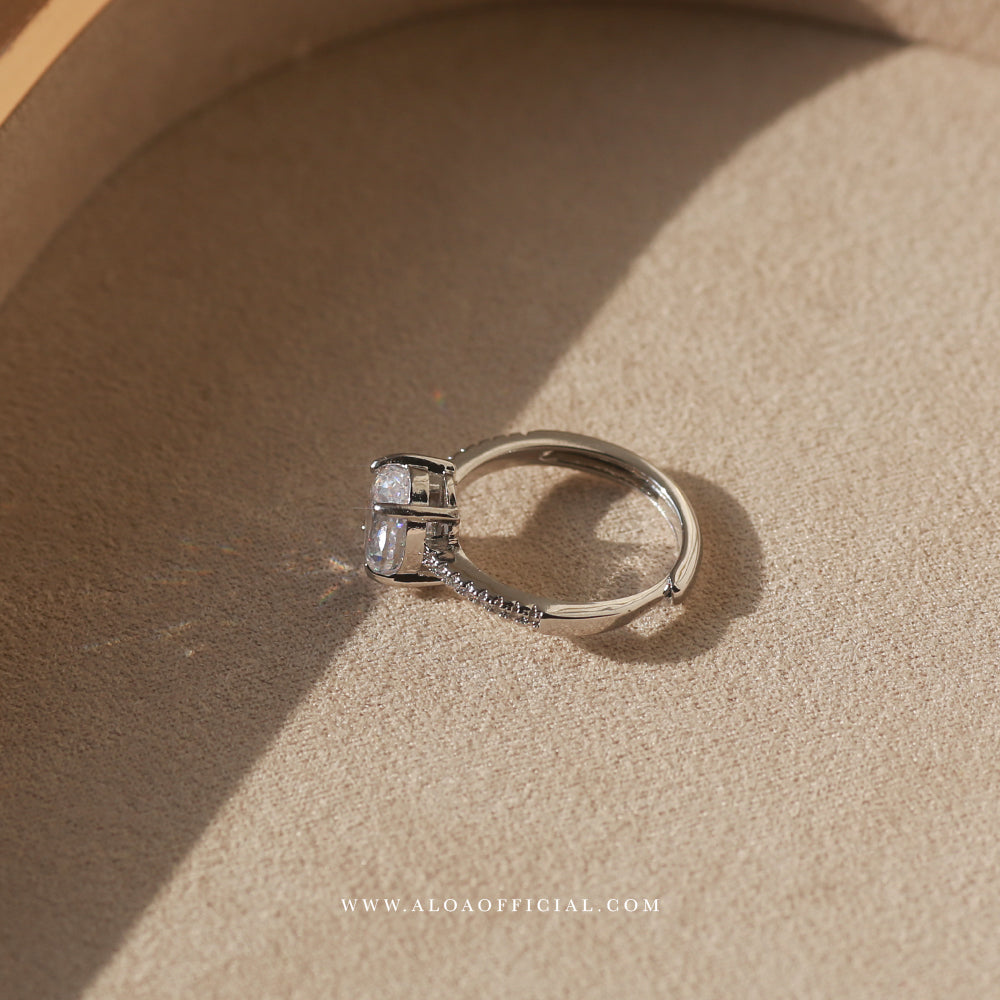 Elaria Halo Ring