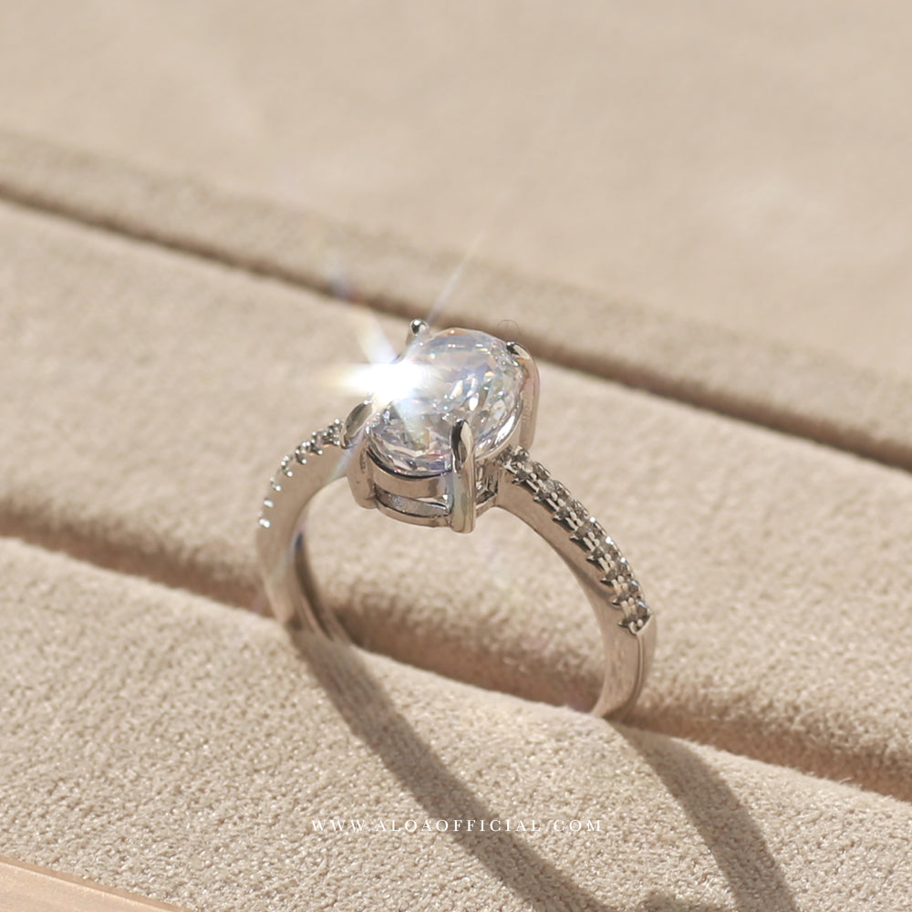 Elaria Halo Ring