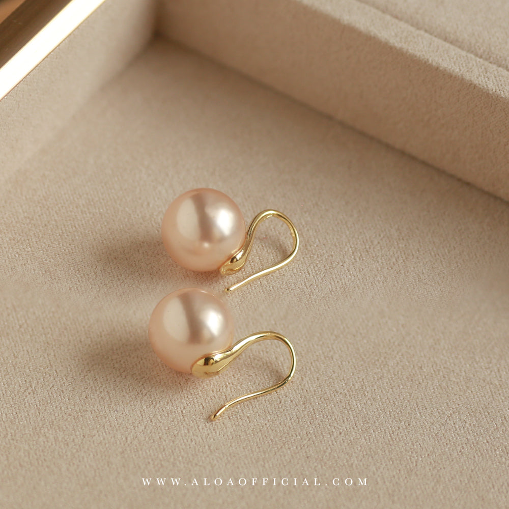 Elegant Venus Pearl Earring